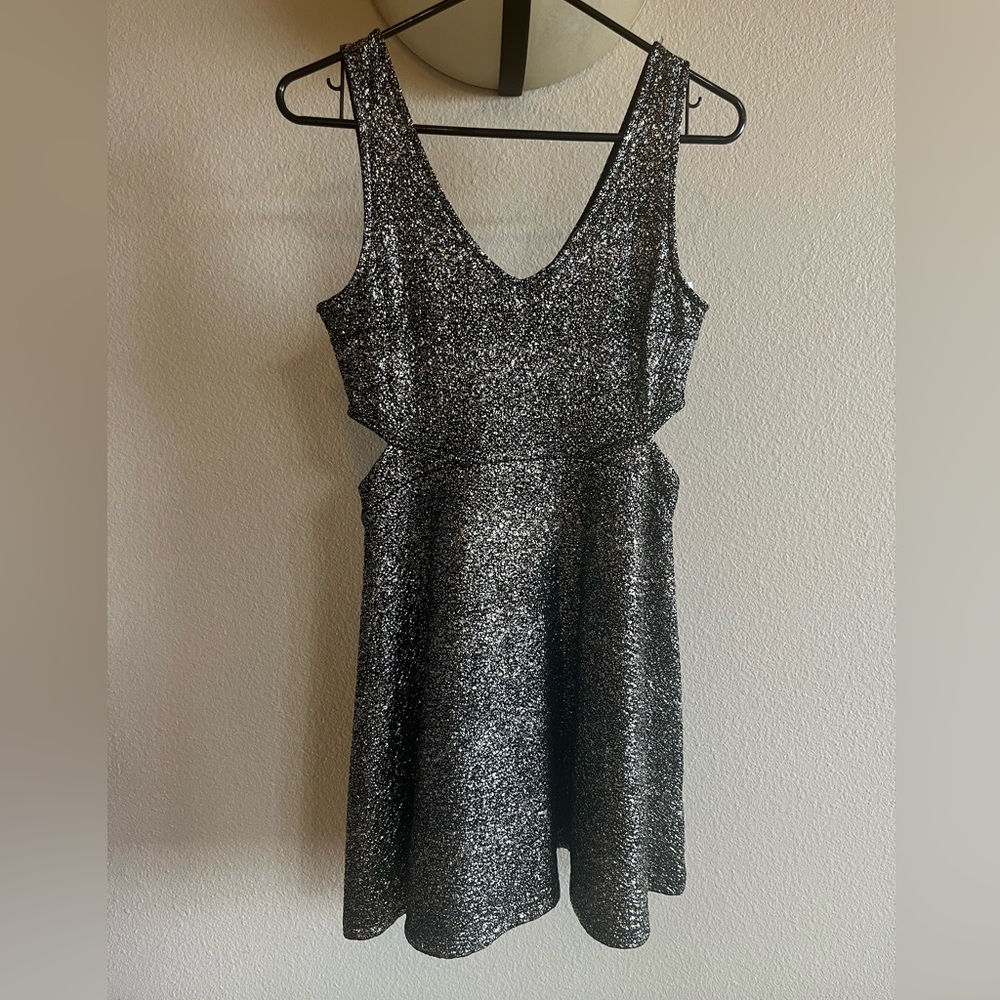 Maitai dress, never worn, size medium, sparkly, nice and stretchy, v comfortable